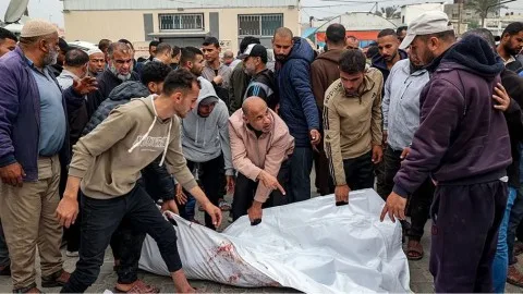 وسطاء التهدئة في غزة يعملون على تقليص الفجوات بين إسرائيل و”حماس” وسط تفاقم المجازر وارتفاع عدد الشهداء في القطاع. وسطاء التهدئة في غزة يعملون على تقليص الفجوات بين إسرائيل و”حماس” وسط تفاقم المجازر وارتفاع عدد الشهداء في القطاع.