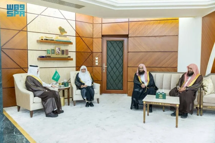أمير المنطقة الشرقية يستقبل المشاركين في الدورة الشرعية العشرين