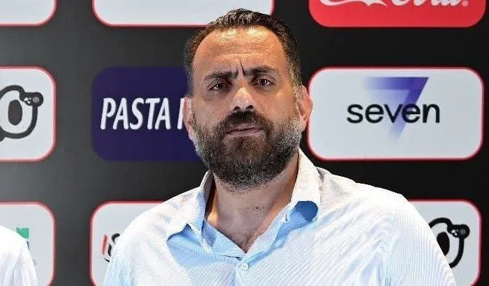 جون إدوارد يلتقي بعبد الناصر محمد لوضع اللمسات الأخيرة على معسكر الزمالك.