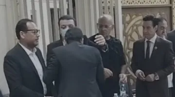 عاجل.. “الشيخ الأزهري والفنان الشعبي”: تقبيل الأيدي بين القبول العالمي والإهانة لـ “سعد الصغير”