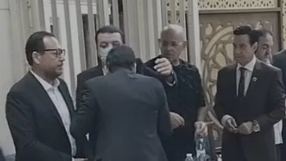 عاجل.. “الشيخ الأزهري والفنان الشعبي”: تقبيل الأيدي بين القبول العالمي والإهانة لـ “سعد الصغير” عاجل.. “الشيخ الأزهري والفنان الشعبي”: تقبيل الأيدي بين القبول العالمي والإهانة لـ “سعد الصغير”
