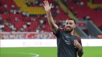 مدافع سابق في مانشستر يونايتد يقاضي النادي