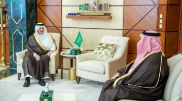 أمير المنطقة الشرقية يلتقي بالمدير العام لفرع وزارة الصحة بمناسبة تعيينه.