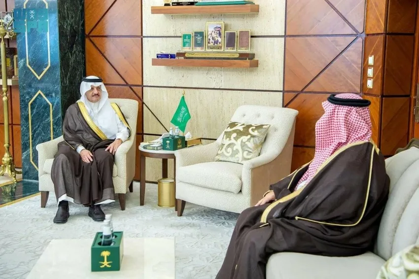 أمير المنطقة الشرقية يلتقي بالمدير العام لفرع وزارة الصحة بمناسبة تعيينه.