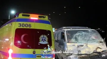 إسعاف المصابين في حادث انقلاب حافلة صغيرة على الدائري الأوسط في مدينة 15 مايو
