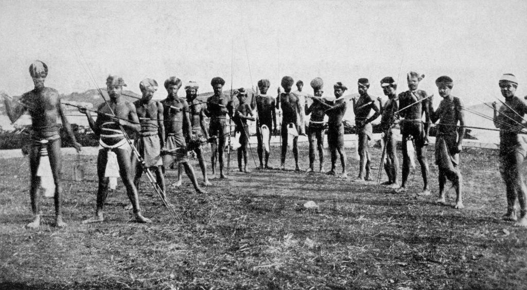 جنود الكاناك في زي الحرب، عام 1906.