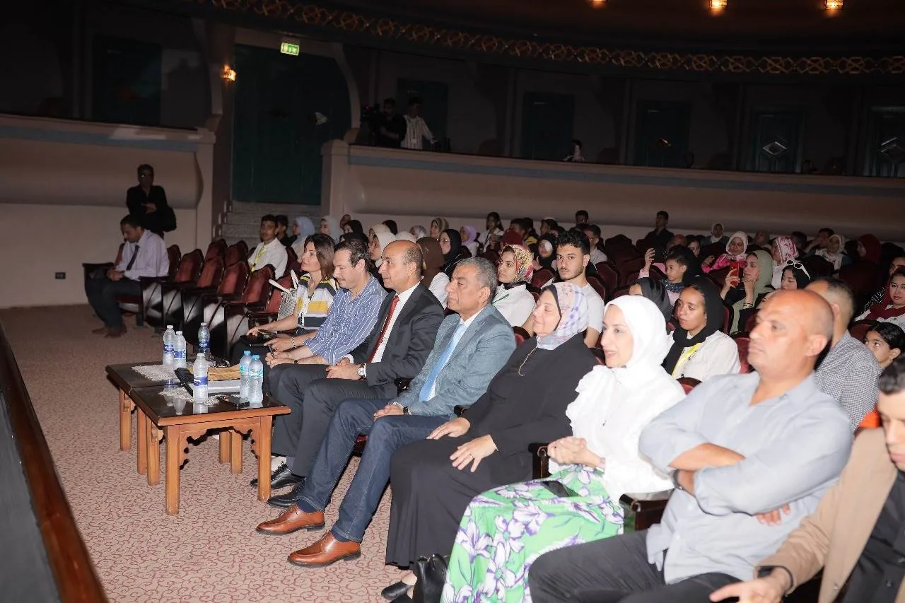 “أبنائي” و”شك مشروع”.. إقبال واسع من طلاب جامعة دمنهور على فعاليات ملتقى حور للفنون