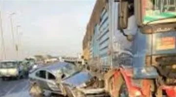 حافلة للنقل الجماعي تصطدم بمعرض سيارات في حدائق القبة وتتسبب في تلف 5 سيارات