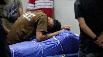 غزة يوم الاثنين: إسرائيل تقتل 62 فلسطينياً، من بينهم عائلة مكونة من أب وأم وأربعة أطفال، نتيجة قصف استهدف مخيماً للنازحين غرب مدينة غزة.