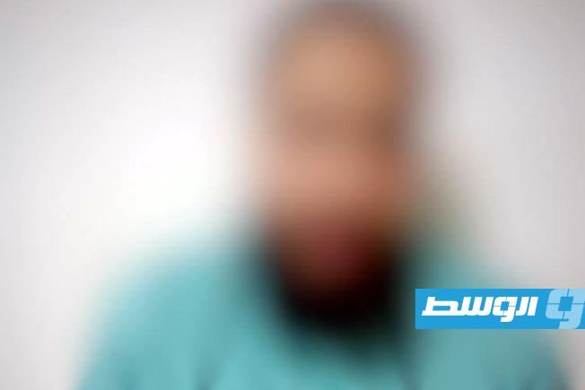 أحد المتهمين في تسويق أدوات فتح الأقفال المضبوطة، الإثنين 14 يوليو 2025 (جهاز البحث الجنائي في بنغازي،)