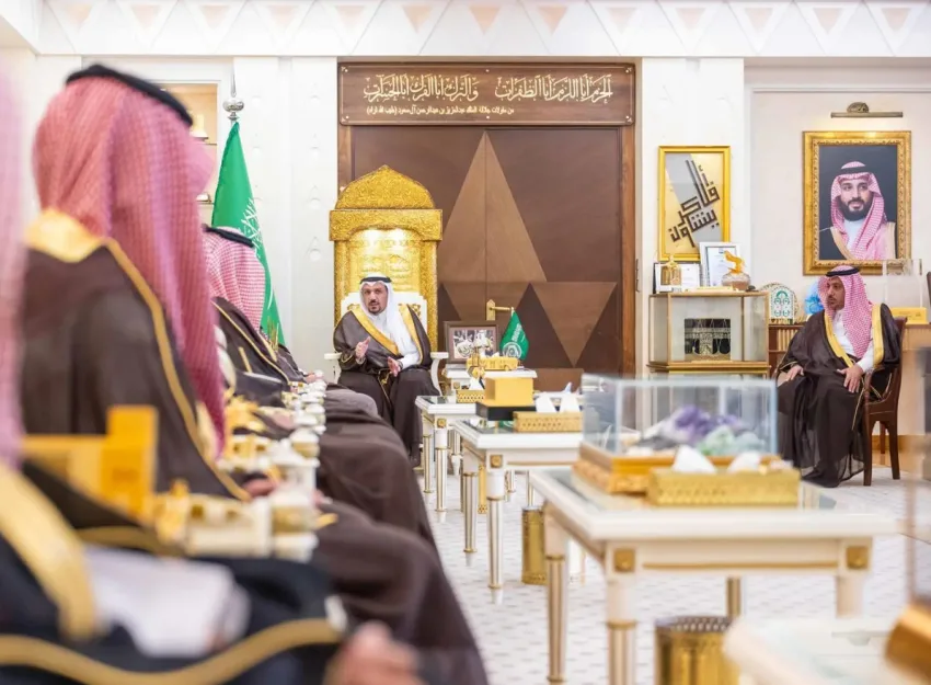 أمير القصيم يستعرض تقرير نتائج أداء التوطين في المنطقة أمير القصيم يستعرض تقرير نتائج أداء التوطين في المنطقة