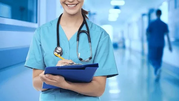 سيدة تتظاهر بأنها ممرضة وتسبب في تضرر خلايا الدماغ.. محاكمة فورية في مركز طبي غير مرخص سيدة تتظاهر بأنها ممرضة وتسبب في تضرر خلايا الدماغ.. محاكمة فورية في مركز طبي غير مرخص