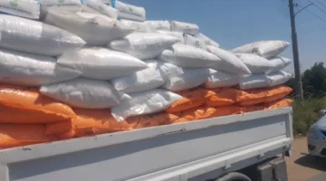 إيقاف سيارة تحمل 5.5 طن من الأسمدة المدعومة قبل طرحها في السوق السوداء بالأقصر