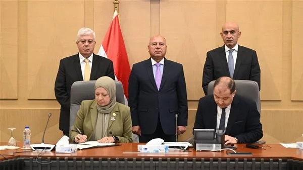 وزراء الصناعة والتعليم يطلقون تعاونًا مصريًا يابانيًا لتدريب الكوادر الفنية في مجالات التكنولوجيا والطاقة المتجددة. وزراء الصناعة والتعليم يطلقون تعاونًا مصريًا يابانيًا لتدريب الكوادر الفنية في مجالات التكنولوجيا والطاقة المتجددة.