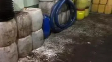 ضبط طن من زيت الطعام غير المعروف المصدر في مصنع غير مرخص في شبرا الخيمة