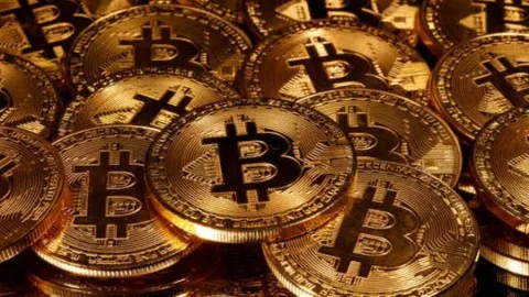 انخفاض سعر بيتكوين بعد وصوله إلى مستويات قياسية.. وتشريعات أمريكية جديدة تلوح في الأفق