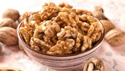ما هي مزايا تناول الجوز المنقوع على الريق؟ ما هي مزايا تناول الجوز المنقوع على الريق؟