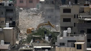 إسرائيل تقوم بت demolishing منازل الفلسطينيين في مخيم طولكرم أمام سكانها