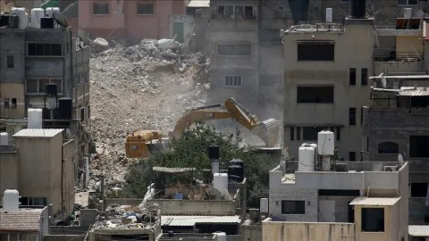 إسرائيل تقوم بت demolishing منازل الفلسطينيين في مخيم طولكرم أمام سكانها