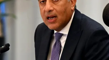رئيس الوزراء يقدم عرضًا حول حالة تقديم خدمات الشهر العقاري عبر المكاتب البريدية في جميع أنحاء البلاد
