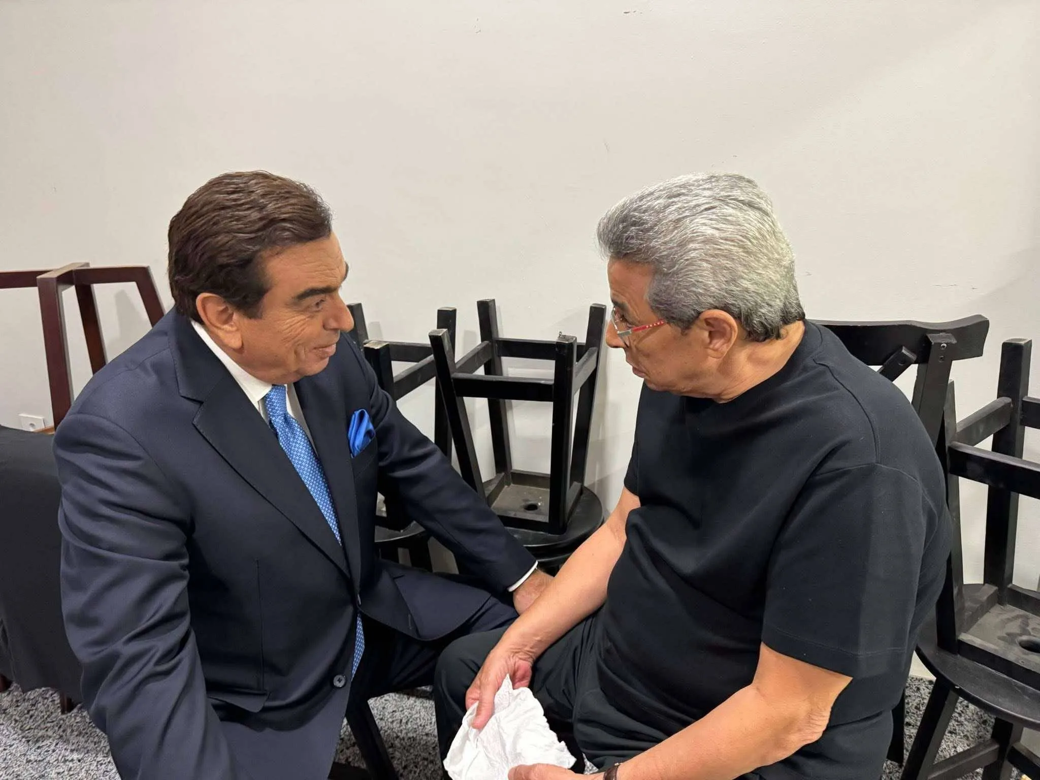 محمود سعد مع قرداحي والحجار خلف الكواليس في حلقة ‘كامل العدد’