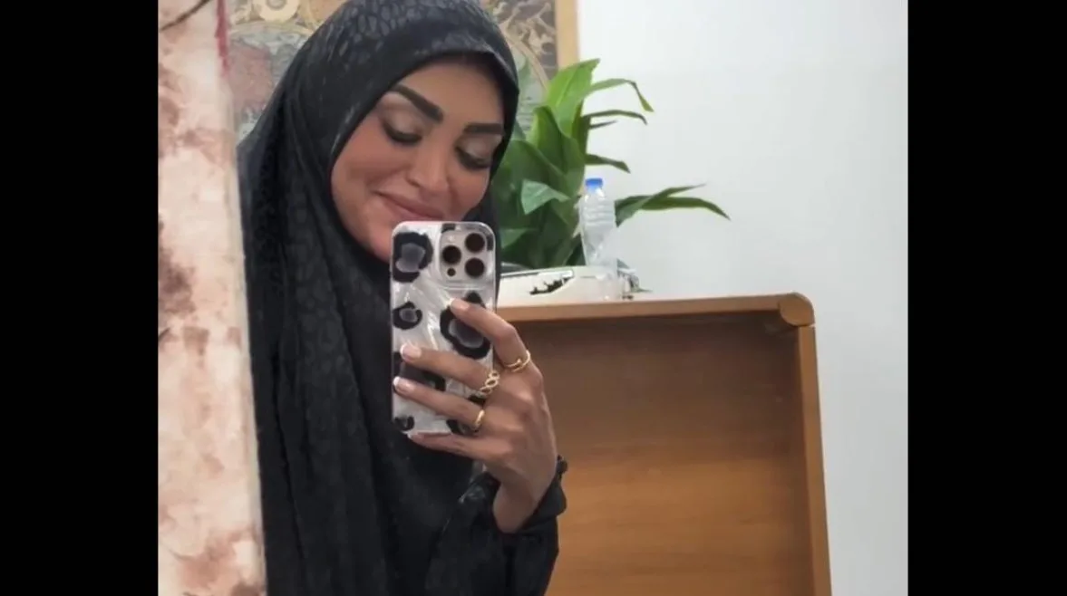 جدل حول مكياج سالي عبد السلام أثناء أدائها الصلاة