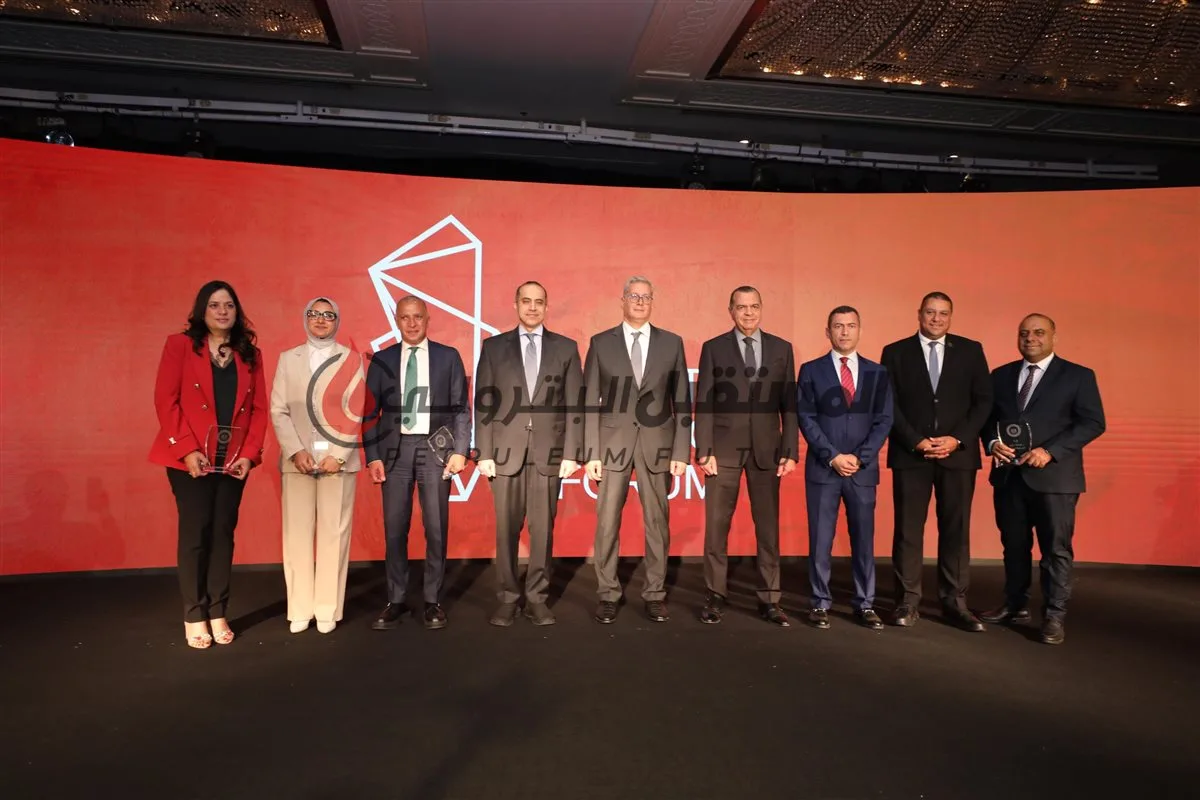 وزير البترول يكرم الباجوري وإسماعيل وهدى منصور. وزير البترول يكرم الباجوري وإسماعيل وهدى منصور.