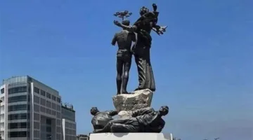“تهانينا للبؤساء” .. “تدنيس” ساحة الشهداء في قلب بيروت