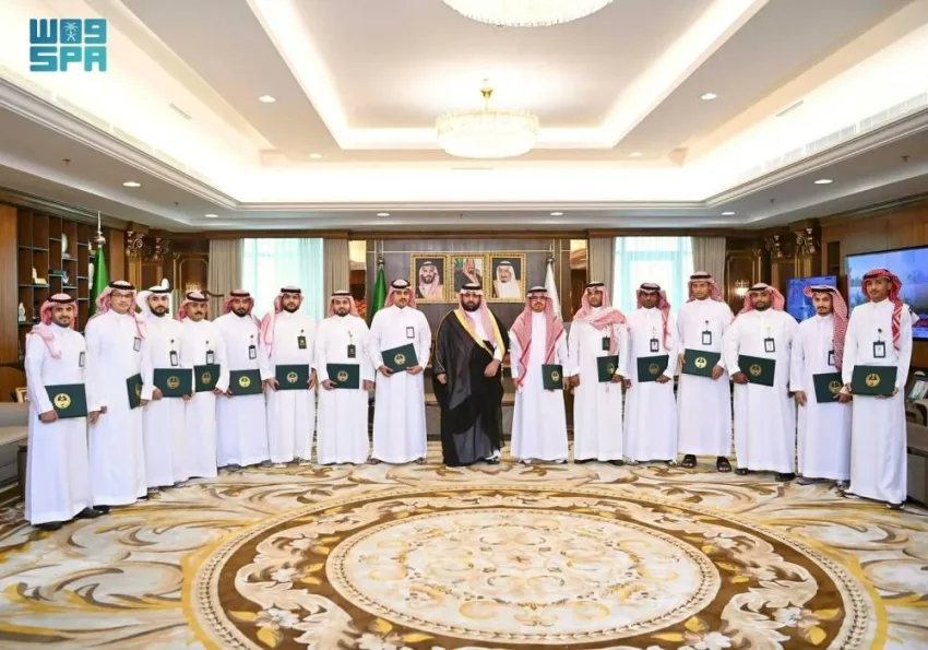 أمير منطقة جازان يُحتفي بفريق عمل منصة التزام في الإمارة أمير منطقة جازان يُحتفي بفريق عمل منصة التزام في الإمارة