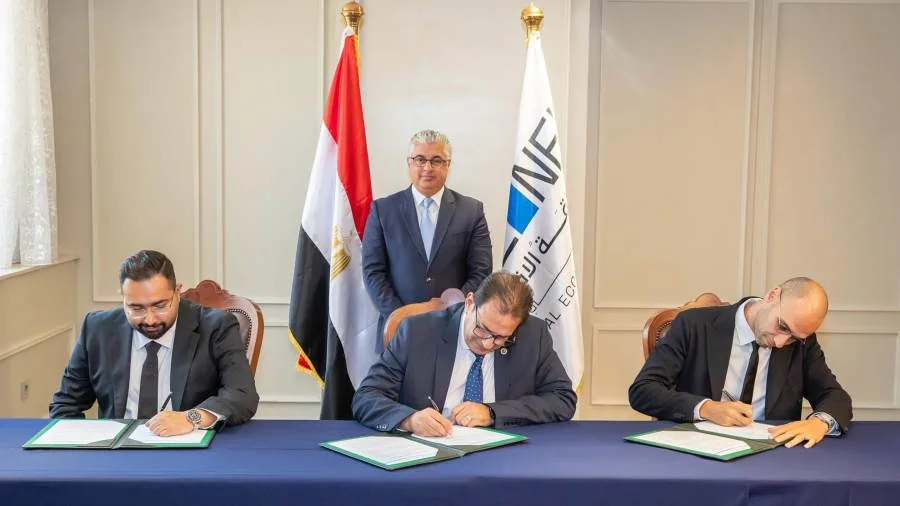 رئيس هيئة قناة السويس يشهد توقيع عقد توسيع مشروع شركة النيل لإعادة تدوير البلاستيك باستثمار إضافي قدره 15 مليون دولار رئيس هيئة قناة السويس يشهد توقيع عقد توسيع مشروع شركة النيل لإعادة تدوير البلاستيك باستثمار إضافي قدره 15 مليون دولار