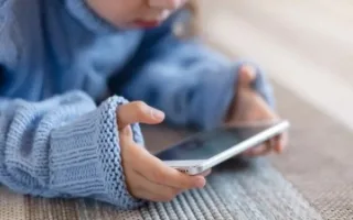 طفل أمام الأجهزة الإلكترونية.. ومهارات تندثر