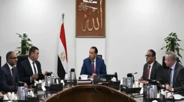 رئيس الوزراء يشرف على تطبيق الاستراتيجية لتحلية مياه البحر