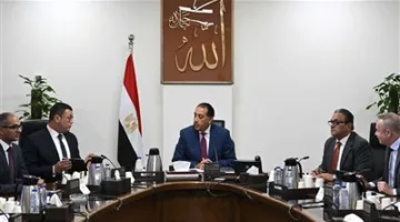 رئيس الوزراء يراقب تطبيق الخطة الاستراتيجية لتحلية مياه البحر ويشدد على ضرورة تعزيز التعاون والشراكات.