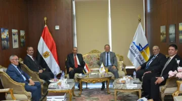 رئيس جامعة دمياط يحضر مناقشة أطروحة دكتوراه في القانون