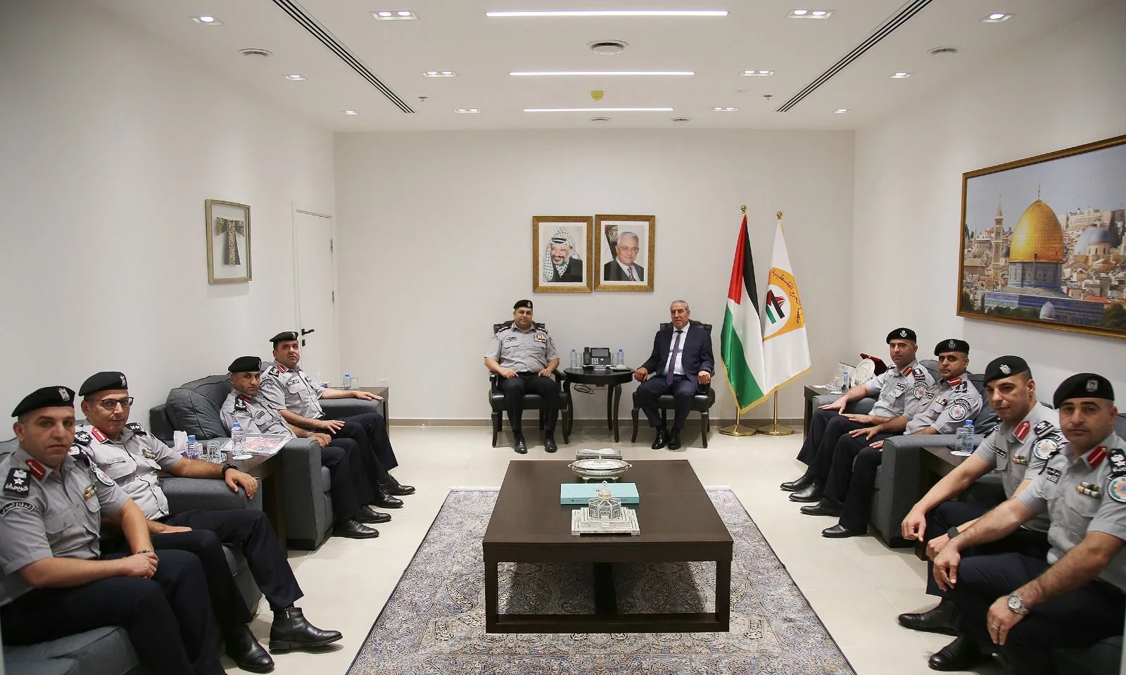 الشيخ يستقبل قائد الدفاع المدني ويثني على جهود الجهاز المخلصه الشيخ يستقبل قائد الدفاع المدني ويثني على جهود الجهاز المخلصه