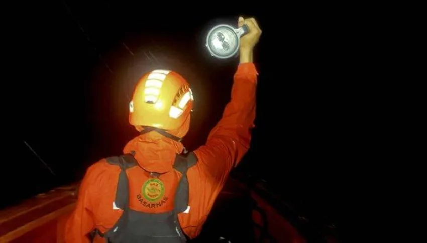 إنقاذ 17 شخصًا من قارب غارق قبالة سواحل سومطرة في إندونيسيا إنقاذ 17 شخصًا من قارب غارق قبالة سواحل سومطرة في إندونيسيا