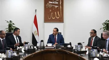 رئيس الوزراء يراقب خطوات تطبيق الاستراتيجية لتحلية مياه البحر