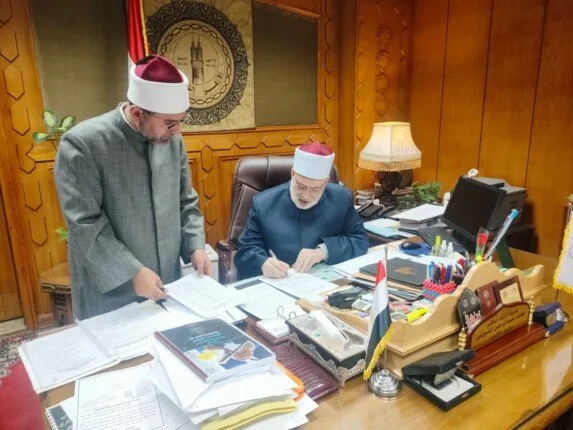 وكيل الأزهر يوافق على نتائج امتحانات رواق الخط العربي والزخرفة في المحافظات وكيل الأزهر يوافق على نتائج امتحانات رواق الخط العربي والزخرفة في المحافظات