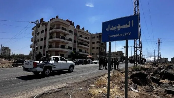 الجيش الإسرائيلي يهاجم مواقع تواجد القوات الأمنية والعسكرية في السويداء بسوريا. الجيش الإسرائيلي يهاجم مواقع تواجد القوات الأمنية والعسكرية في السويداء بسوريا.
