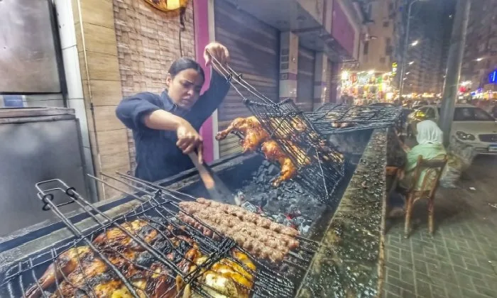 بنت أبوها: بسنت تروي تجربتها في العمل بمحل مشويات بالإسكندرية.