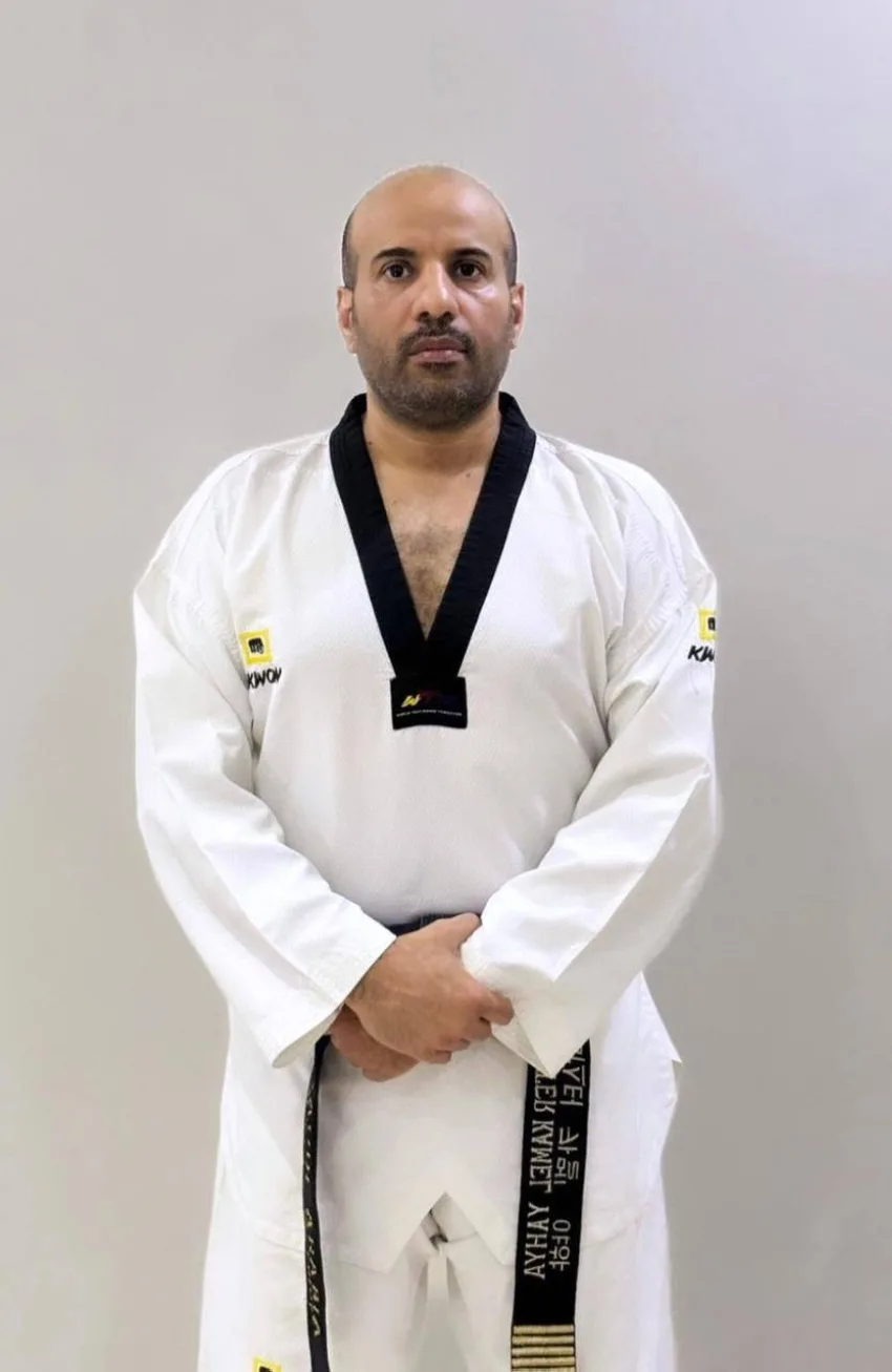 كامل عواجي.. أول مدرب سعودي يحصل على تصنيف “الفئة الثانية” في التايكوندو على مستوى البلاد. كامل عواجي.. أول مدرب سعودي يحصل على تصنيف “الفئة الثانية” في التايكوندو على مستوى البلاد.