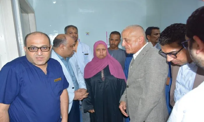 محافظ الأقصر يتفقد العامل المصاب في مشروع صرف صحي العضايمة ويأمر بتوفير الرعاية الطبية المطلوبة محافظ الأقصر يتفقد العامل المصاب في مشروع صرف صحي العضايمة ويأمر بتوفير الرعاية الطبية المطلوبة