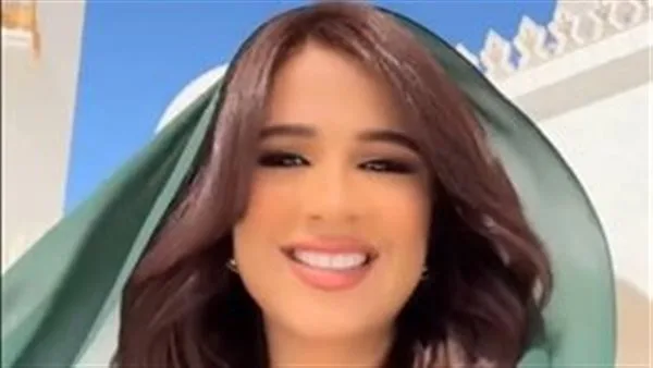 ياسمين عبد العزيز تثير الانتباه في جامع الشيخ زايد بعباءتها وطرحتها (فيديو) ياسمين عبد العزيز تثير الانتباه في جامع الشيخ زايد بعباءتها وطرحتها (فيديو)