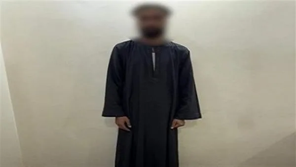 من أحذية إلى عكازة.. لص غير تقليدي في دور العبادة من أحذية إلى عكازة.. لص غير تقليدي في دور العبادة