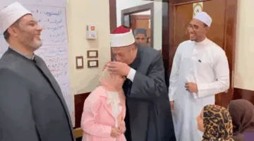 رئيس المعاهد الأزهرية يهدي 200 جنيه ويقبل رأس طفلة من ذوي الاحتياجات الخاصة