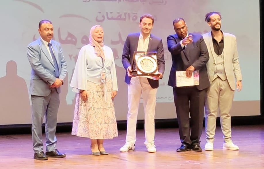 تكريم فتحى عبدالوهاب بحفل ختام الدورة الـ18 من مهرجان قسم المسرح