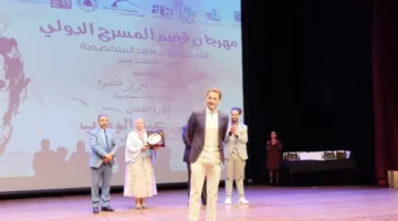 تكريم فتحي عبد الوهاب في حفل ختام الدورة الثامنة عشر لمهرجان المسرح.