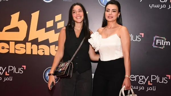أختها تبرز بدلاً من ابنتها.. دينا فؤاد تتألق في العرض الأول لفيلم الشاطر أختها تبرز بدلاً من ابنتها.. دينا فؤاد تتألق في العرض الأول لفيلم الشاطر