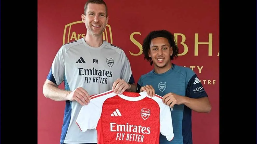 من هو اللاعب المصري الذي تم توقيعه من قبل أرسنال؟