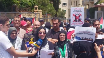تظاهرة جماهيرية أمام بعثة الاتحاد الأوروبي في بيروت احتجاجًا على تقليص خدمات الأونروا وفصل العمال الفلسطينيين